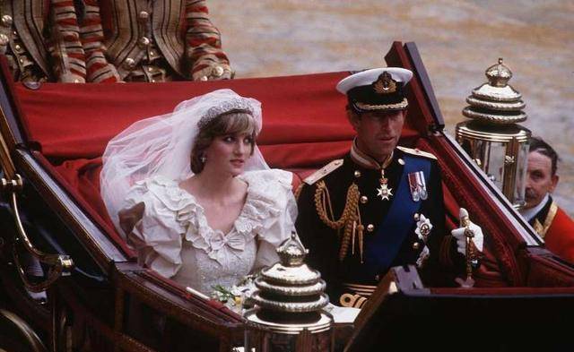 皇冠代理怎么拿_英国皇家的皇冠不仅是奢华的象征更饱含历史意义