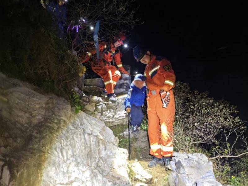 信用網皇冠申请注册_河北一书院31名师生及家长爬山迷路 京冀两地消防联合救援