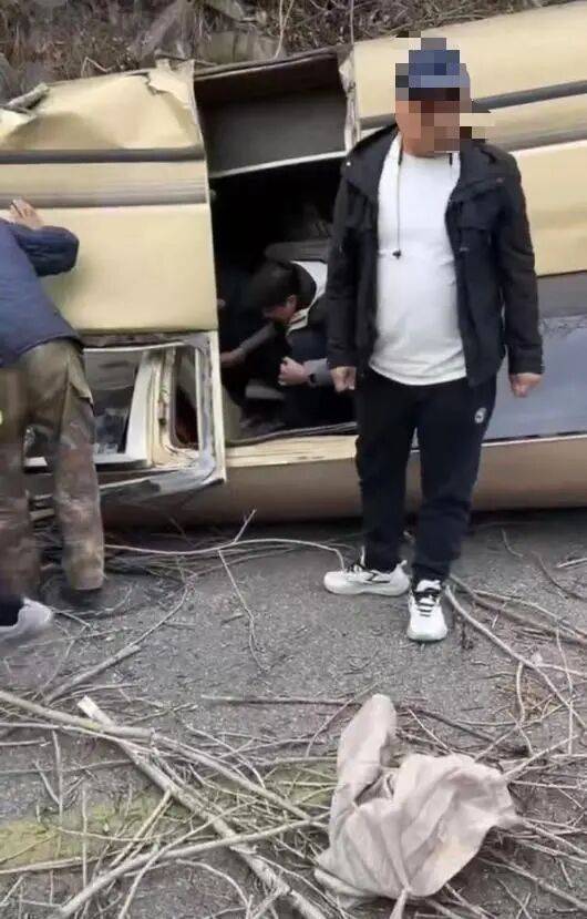 信用网怎么开户_“车顶都没了”！山西五台山景区一面包疑刹车失灵翻扣路面信用网怎么开户，13名被困者全部获救，当地回应：好像是在检票口追尾，无人员身亡