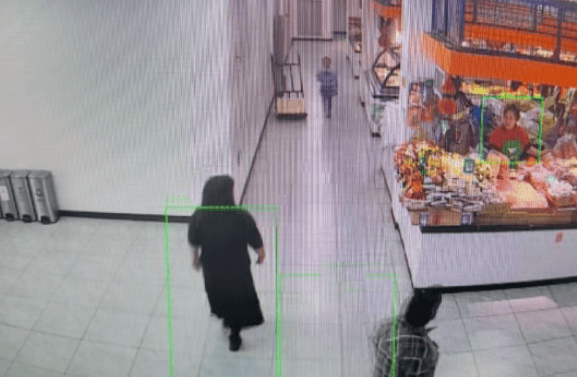 女王公园巡游者 vs 南安普敦
_事发大连一市场女王公园巡游者 vs 南安普敦
，陌生男子领走6岁女孩，视频引发网友热议，调查后发现系误会