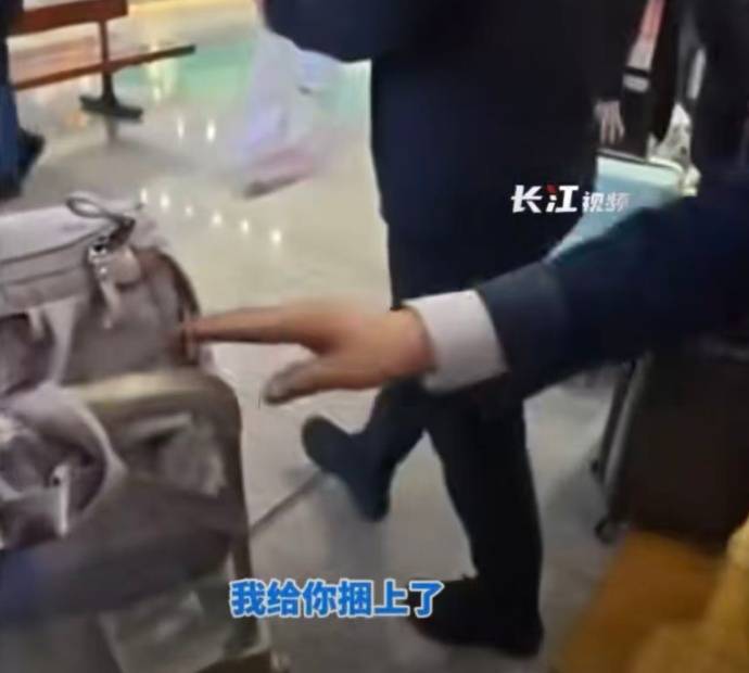 皇冠信用网怎么申请_至少14人被拍到！女大学生从广州坐高铁到武汉皇冠信用网怎么申请，网友：看着看着就哭了